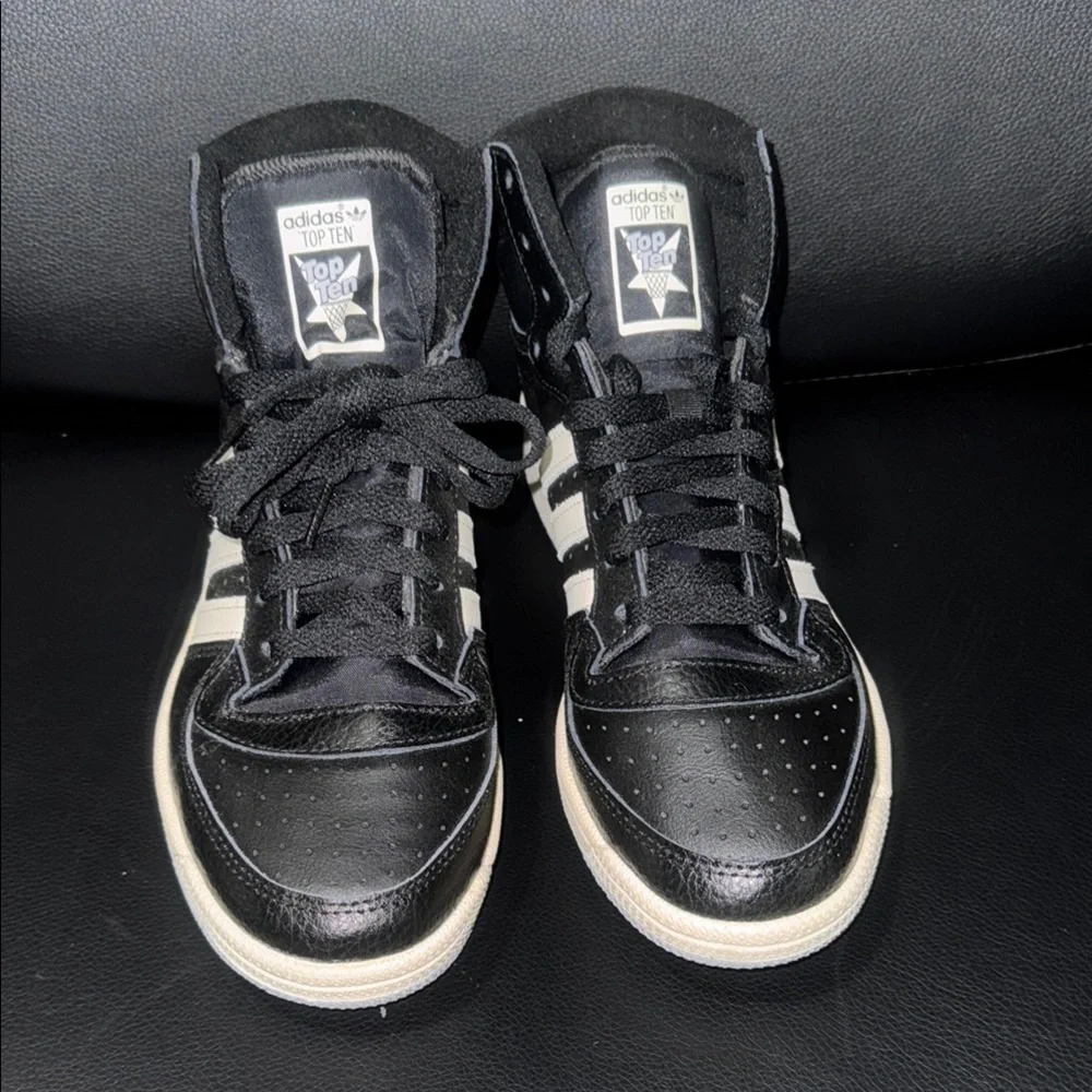 Adidas Black and White Sneakers Classic‎ Low-Top Design